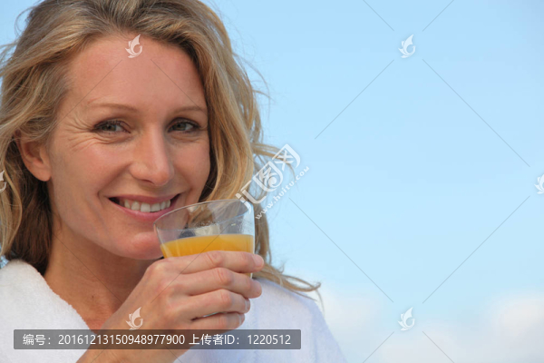 特寫在浴衣喝橙汁的女人戶外