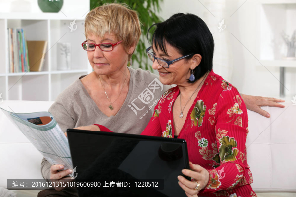 電腦上的兩個(gè)中年朋友。