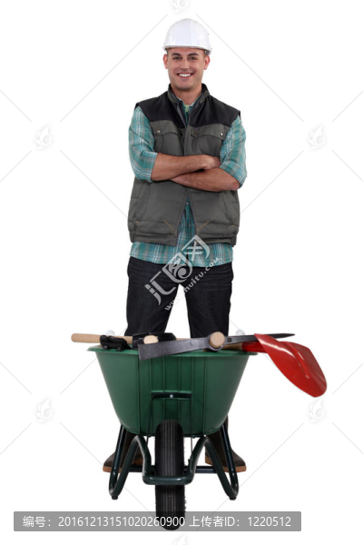 一個(gè)人站在手推車裝滿工具