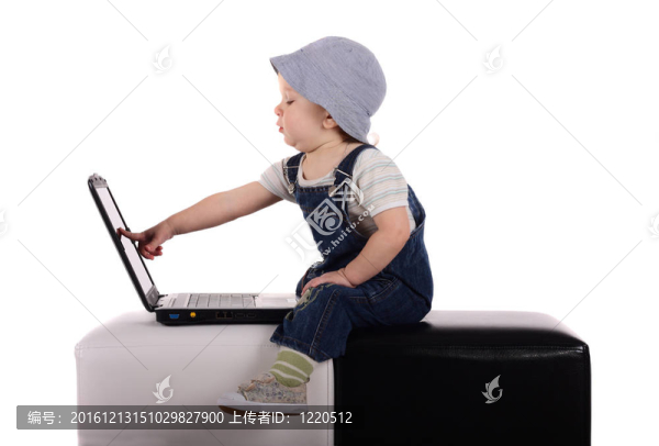 帶筆記本電腦的小男孩