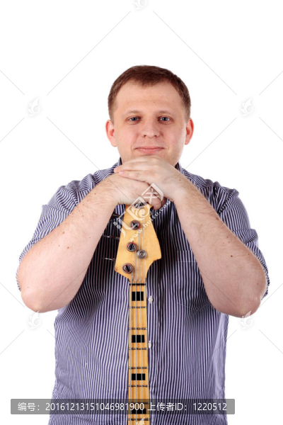 年輕人彈吉他