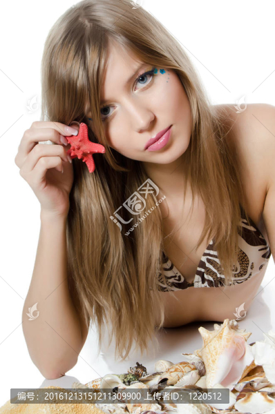 在年輕的女孩用貝殼比基尼