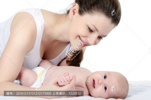 快樂母親與嬰兒超過白色