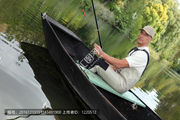 在湖上釣魚