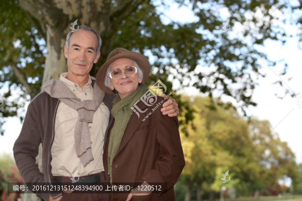 森林老年夫婦