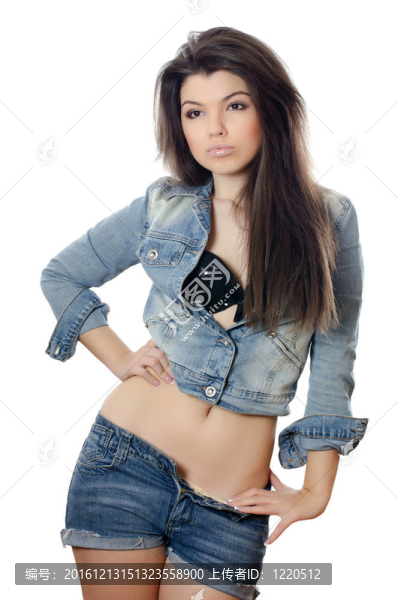 穿牛仔褲短褲的漂亮女孩