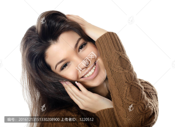 穿著棕色毛衣的漂亮女孩