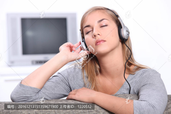 少女聽(tīng)音樂(lè)耳機(jī)