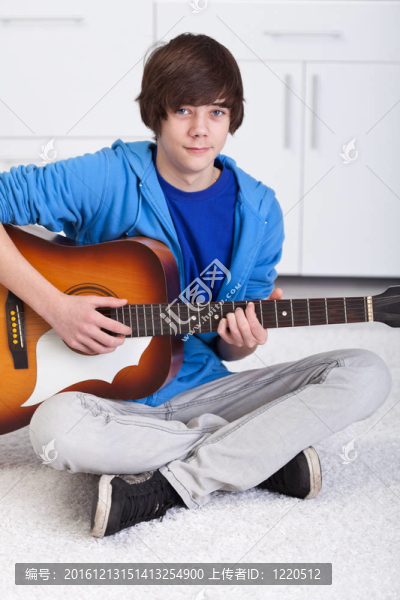 少年男孩彈吉他