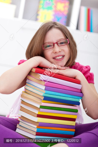 帶許多書的學校女孩