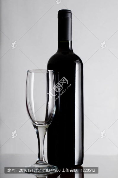 一瓶紅葡萄酒