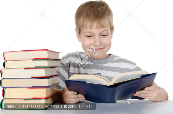 男孩讀著白色的書