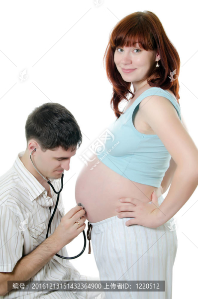 幸福懷孕夫婦孤立在白色