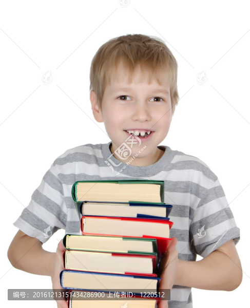 男孩讀著白色的書