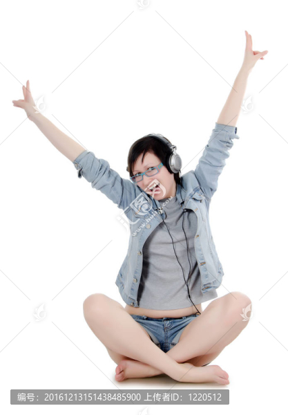 女孩通過(guò)耳朵聽(tīng)音樂(lè)