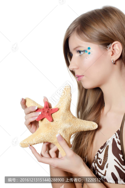 帶著海星隔離的年輕漂亮女孩