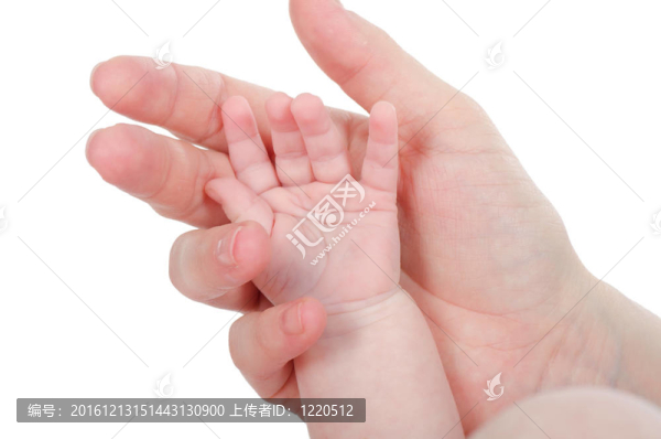 媽媽手牽著孩子的手