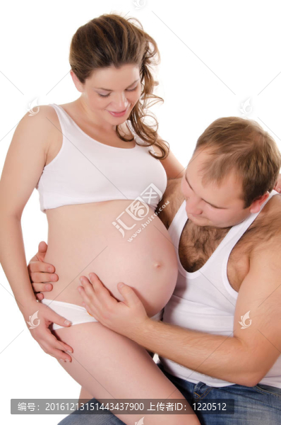幸福懷孕夫婦孤立在白色