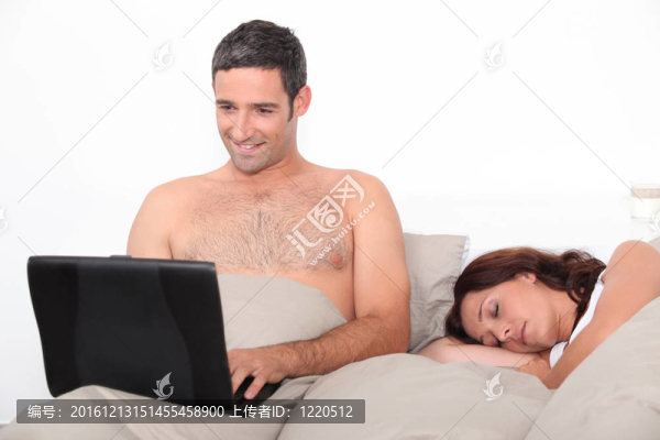夫婦在床上的肖像