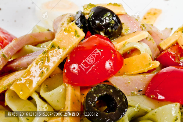 美味的面食照片（tagliatele）臘肉和西紅柿