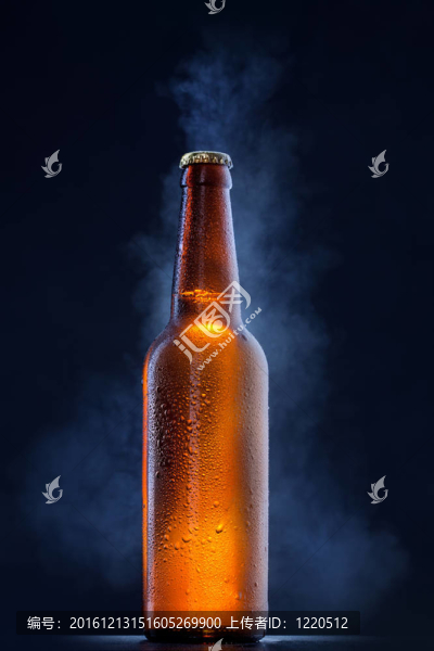 帶有水滴的冷啤酒瓶；黑色的霜和蒸汽