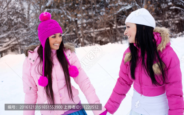 快樂的女孩在公園里