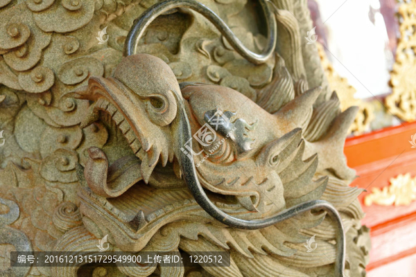 寺廟中的中國(guó)龍雕像