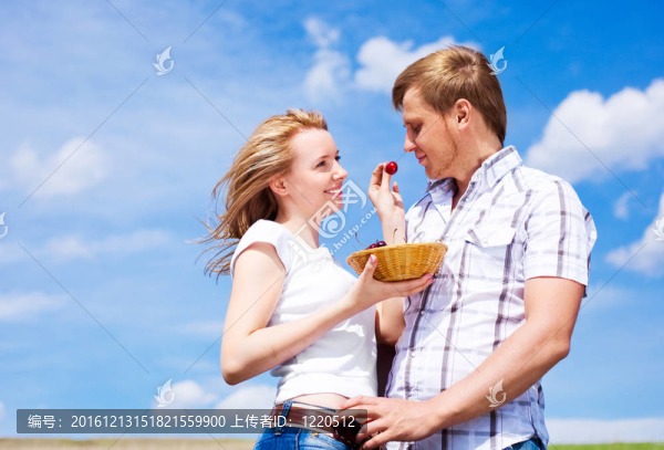 幸福的年輕夫婦