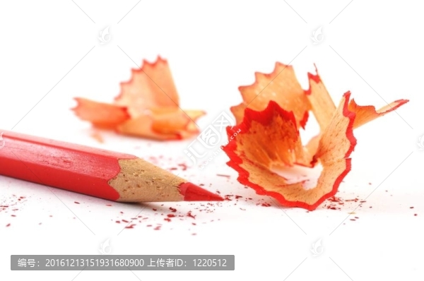紅色的蠟筆和刨花