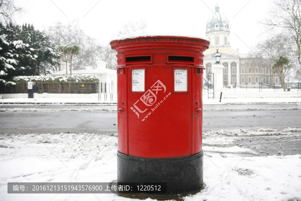 白雪覆蓋傳統(tǒng)英國(guó)郵政信箱