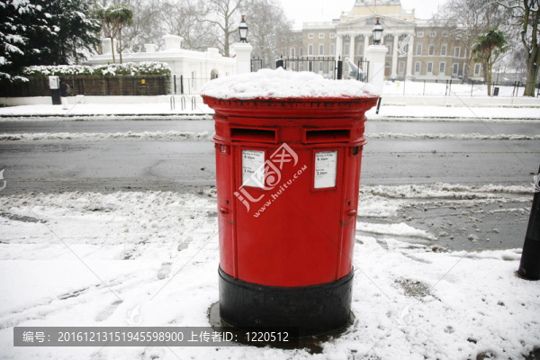 白雪覆蓋傳統(tǒng)英國(guó)郵政信箱