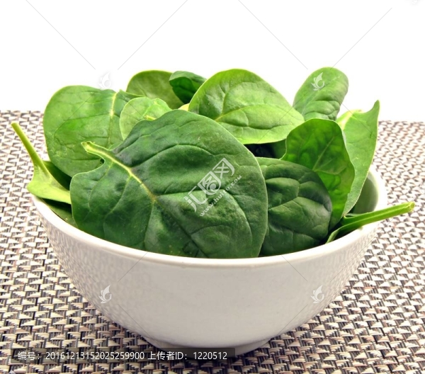 菠菜葉在白碗里