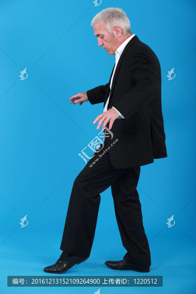 走在無形線上的成熟商人。