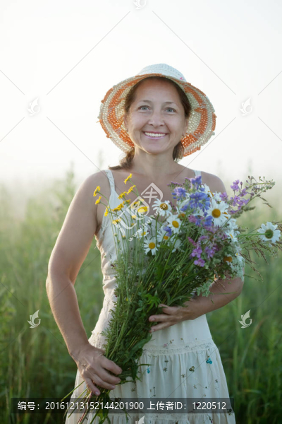 鮮花花束的女人