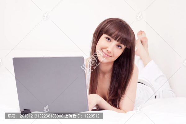 帶筆記本電腦的女人
