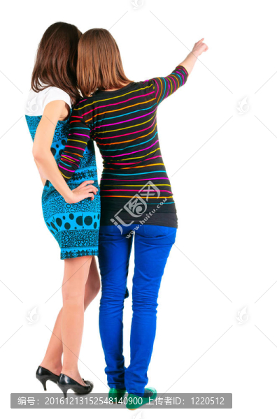 兩個年輕的黑發(fā)女人指著墻上的背影
