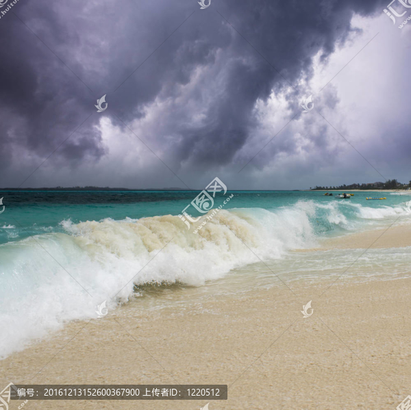 波浪在海灘上與風(fēng)暴的背景
