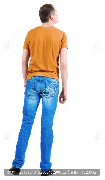 年輕男子在橙色T恤的背影。