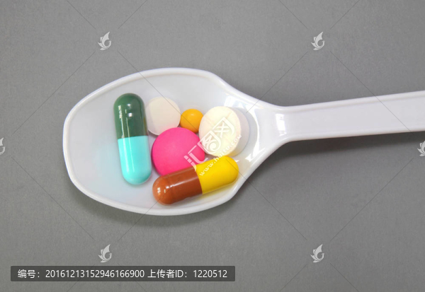 一湯匙的藥片和膠囊來(lái)保持健康的概念