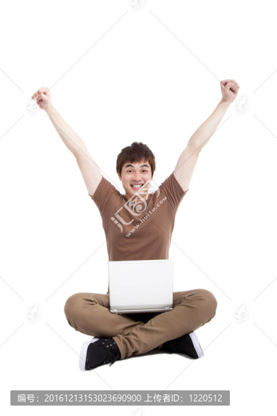 快樂的年輕人使用在白色背景上孤立的地板上的筆記本電腦