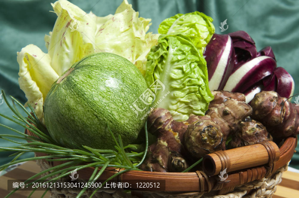 木砧板上的新鮮沙拉