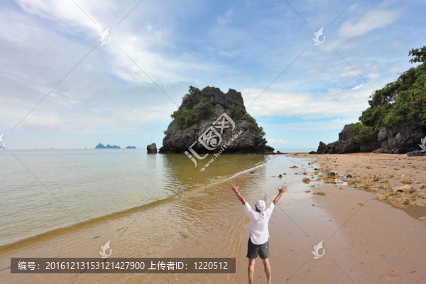 熱情的游客歡迎日出。