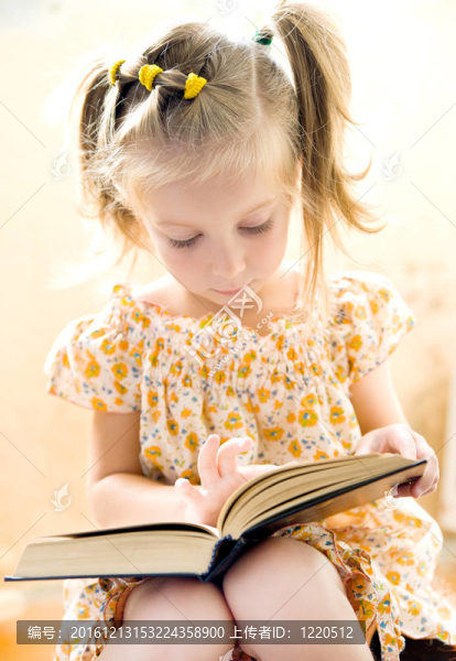 小女孩讀書