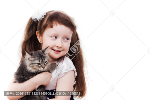 微笑的小女孩和貓
