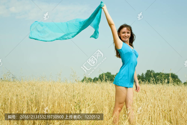 田野中的年輕女子