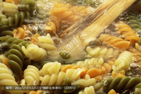 沸騰熱水中的螺旋意大利面