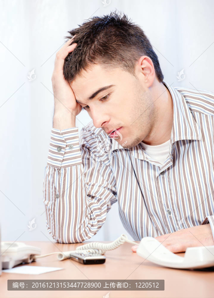 憂心忡忡的年輕商人