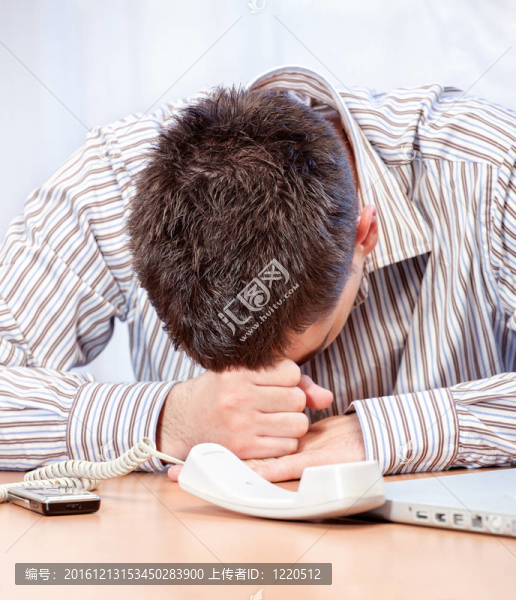 憂心忡忡的年輕商人