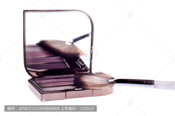 一套化妝；眼影刷
