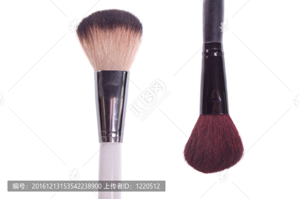 刷到白色和黑色化妝